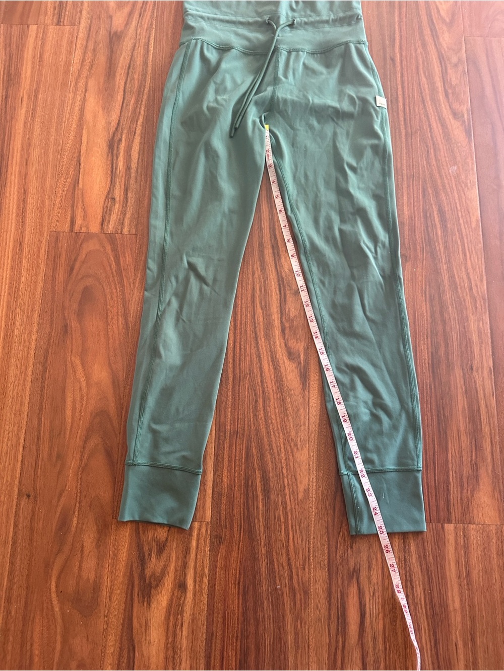 Vuori Daily Form High-Waist Green Active Leggings with Drawstring - Picture 4 of 6